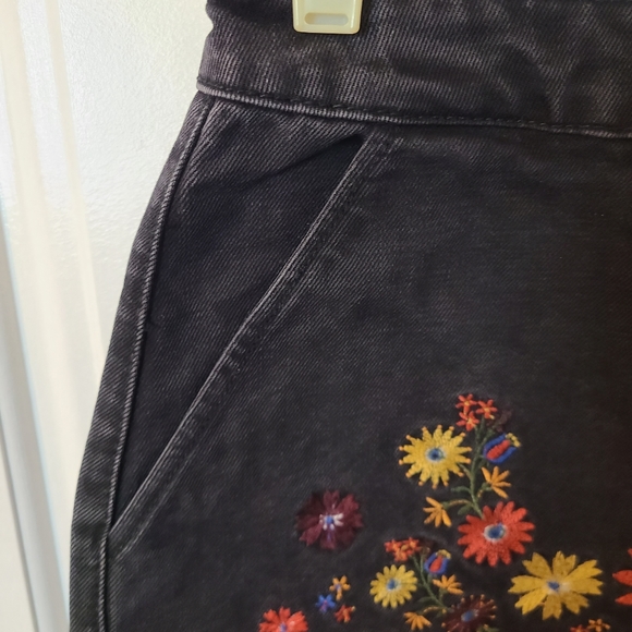 Forever 21 Embroidered Black Denim Skirt Size S - Picture 3 of 6
